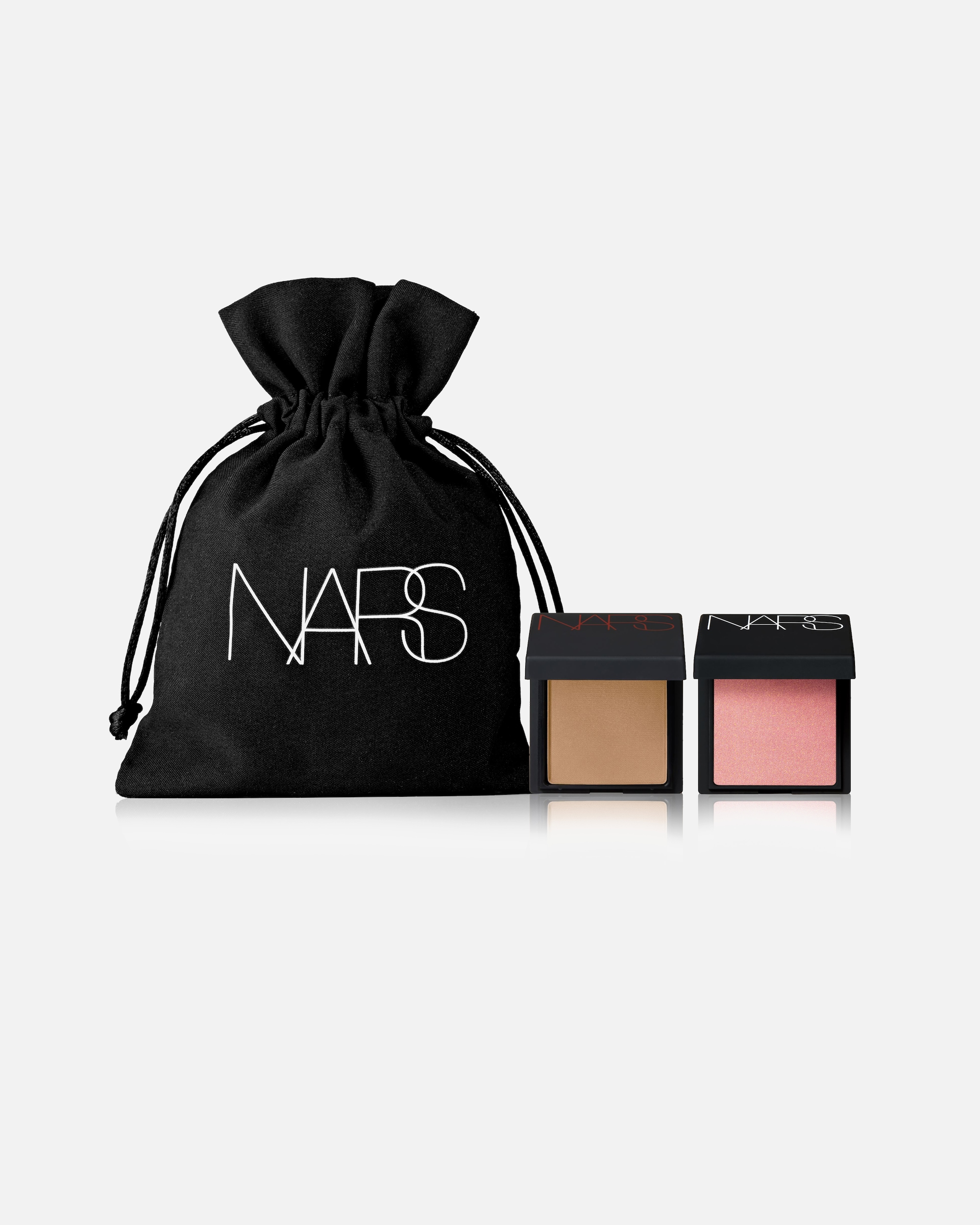 para Unisex Bolsa de Nars con mini blush y mini bronzer por compras superiores a 60€ en Nars. Excluidos de la promoción artículos que sean enviados a través de nuestros Douglas Partner y Click and Collect.