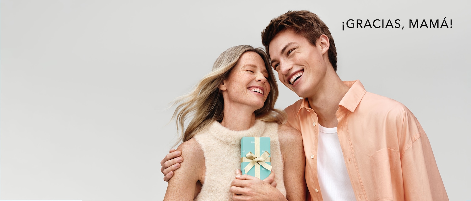 Un joven abraza a su madre, ambos sonríen mientras ella sostiene un regalo azul de Douglas atado con un lazo dorado, con el texto "¡GRACIAS, MAMÁ!"