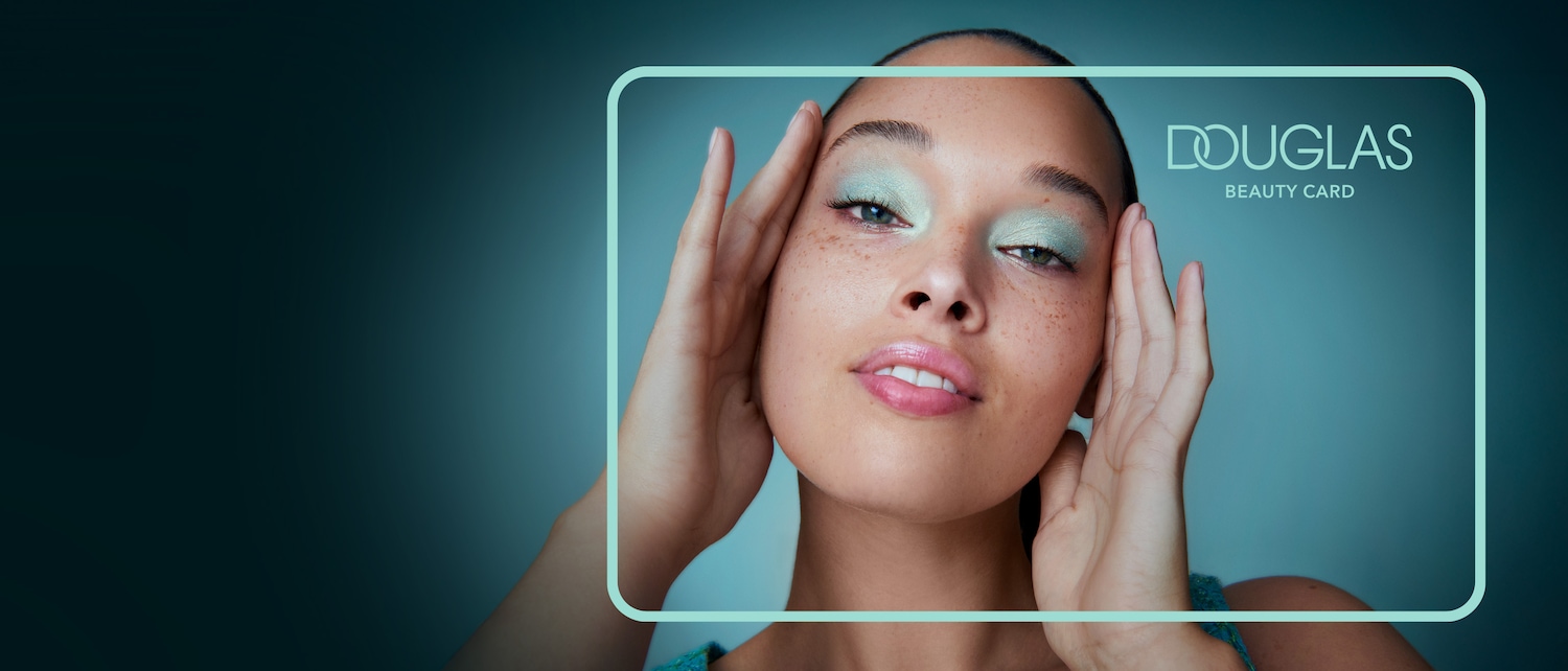 Modelo con sombra de ojos brillante en tonos menta y labios rosados, enmarcada con el logotipo de Douglas Beauty Card. ¡Únete hoy mismo!