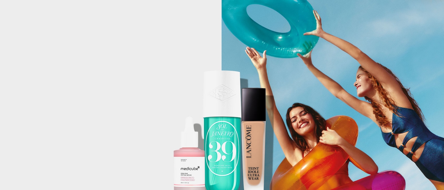 Un sérum rosa de Medicube, una bruma perfumada Sol de Janeiro Cheirosa 39 y una base de maquillaje Lancôme Teint Idole Ultra Wear se exhiben junto a dos mujeres sonrientes con flotadores de piscina, una azul y otra naranja, bajo un cielo azul.