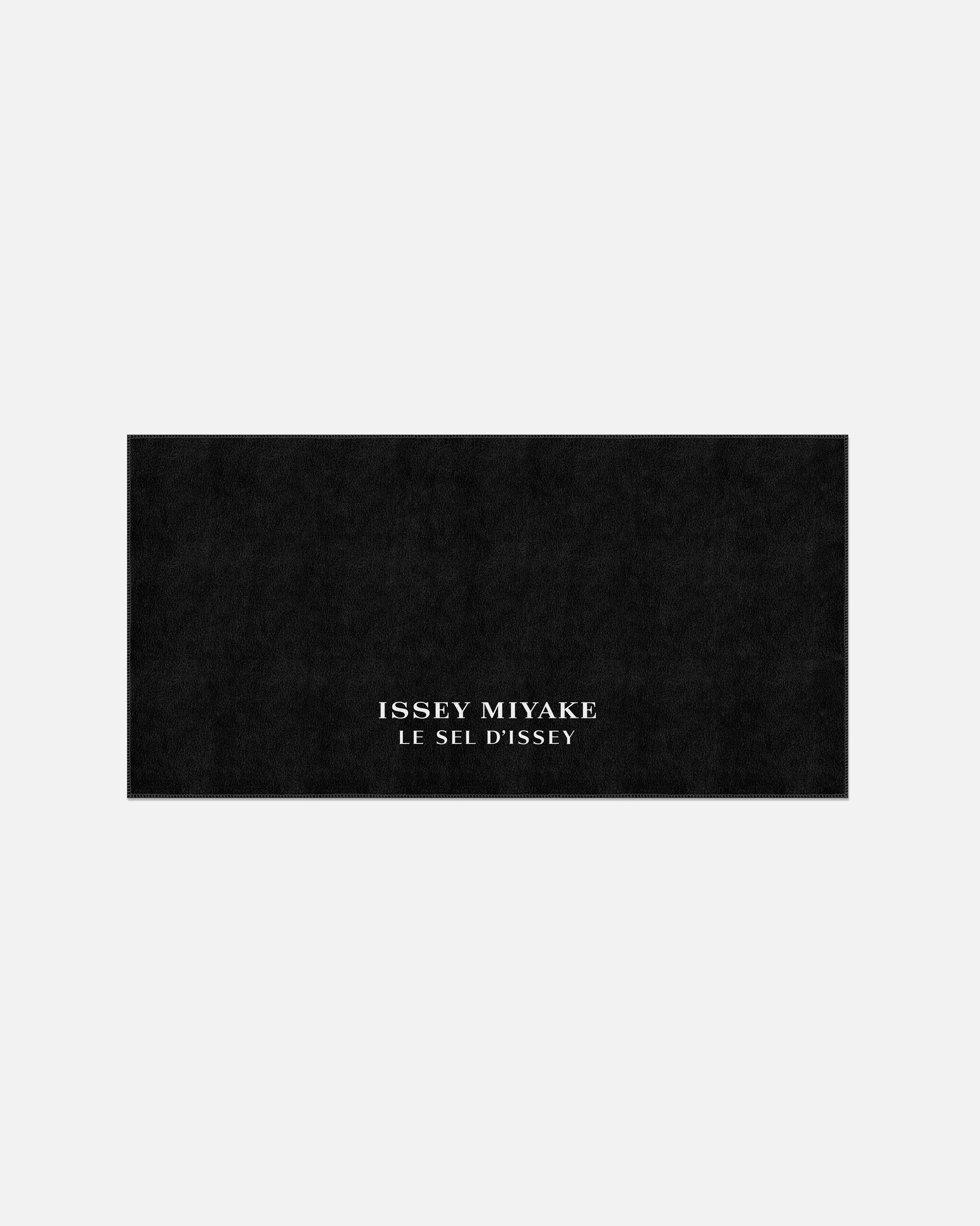 Issey Miyakae toalla por la compra de una fragancia de Le Sel D'Issey de 100ml. Excluidos articulos del Douglas Partner y Click&Collect