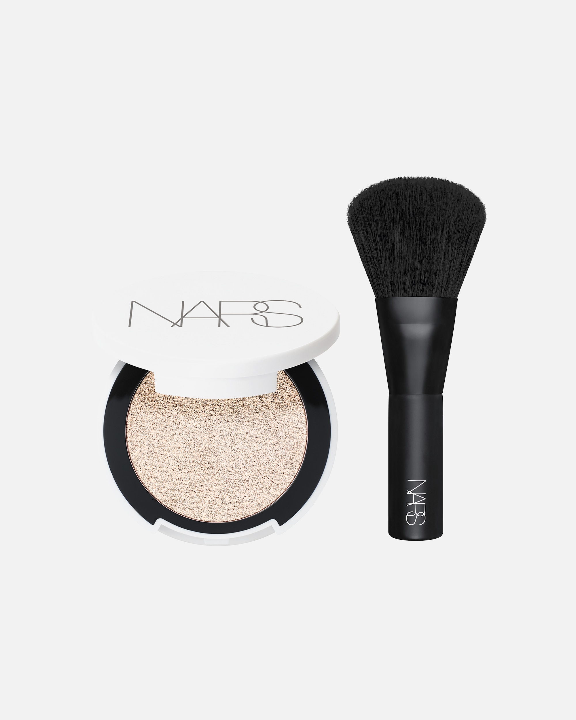 Nars SET MINI ILUMINIZER + MINI BRUSH por la compra de 59€ en NARS. Excluidos articulos del Douglas Partner y Click&Collect