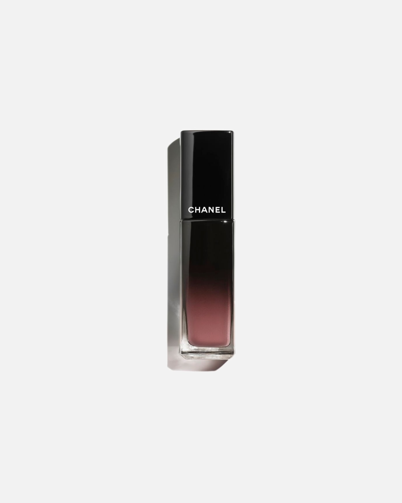 Barra de Labios para Unisex CHANEL ROUGE ALLURE LAQUE LÍQUIDA BRILLANTE Y DE LARGA DURACIÓN 63 - ULTIMATE